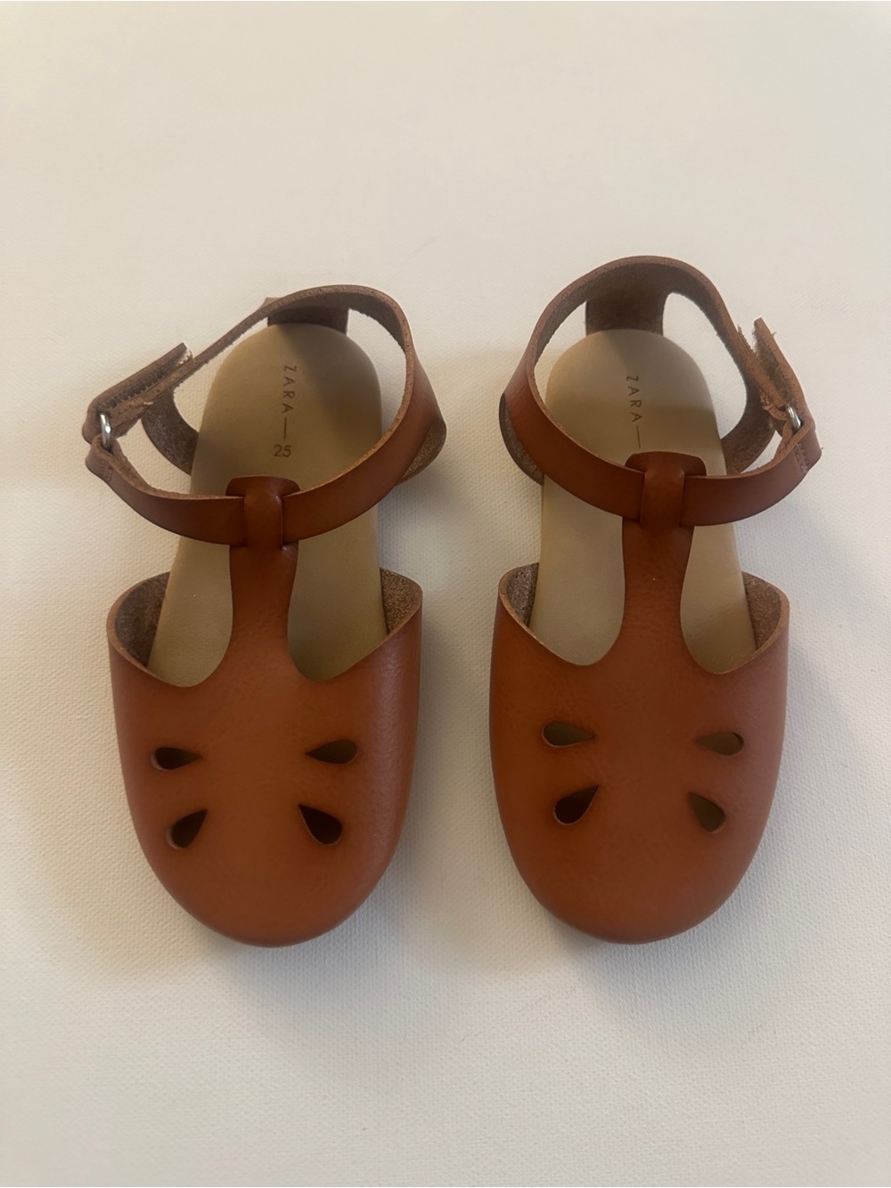 Zara girl’s T-Strap Cutout Sandals in brown leather.  Size 25 EU 8.5 or 9 US.